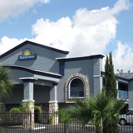 Days Inn By Wyndham Houston East Exterior photo