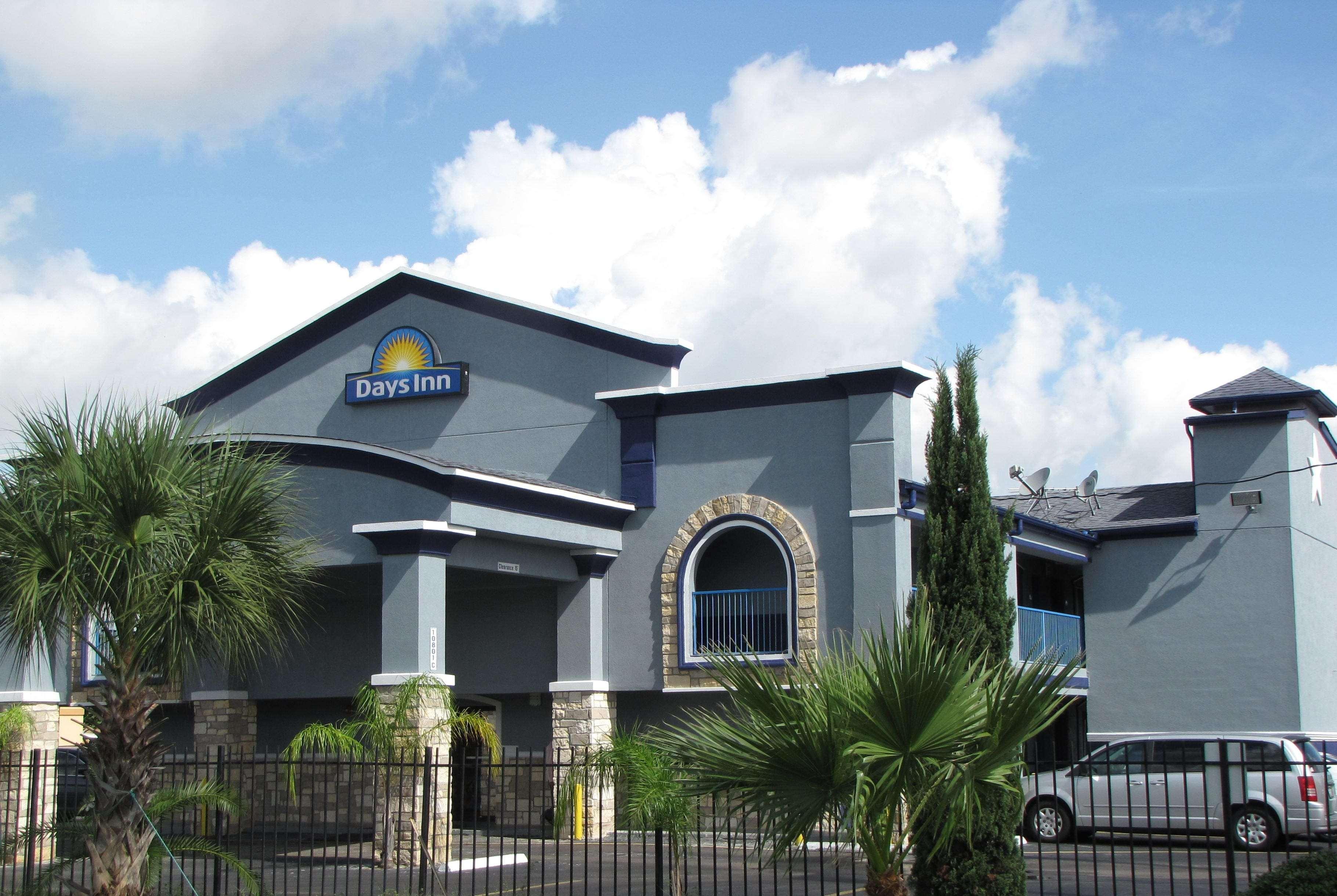 Days Inn By Wyndham Houston East Exterior photo