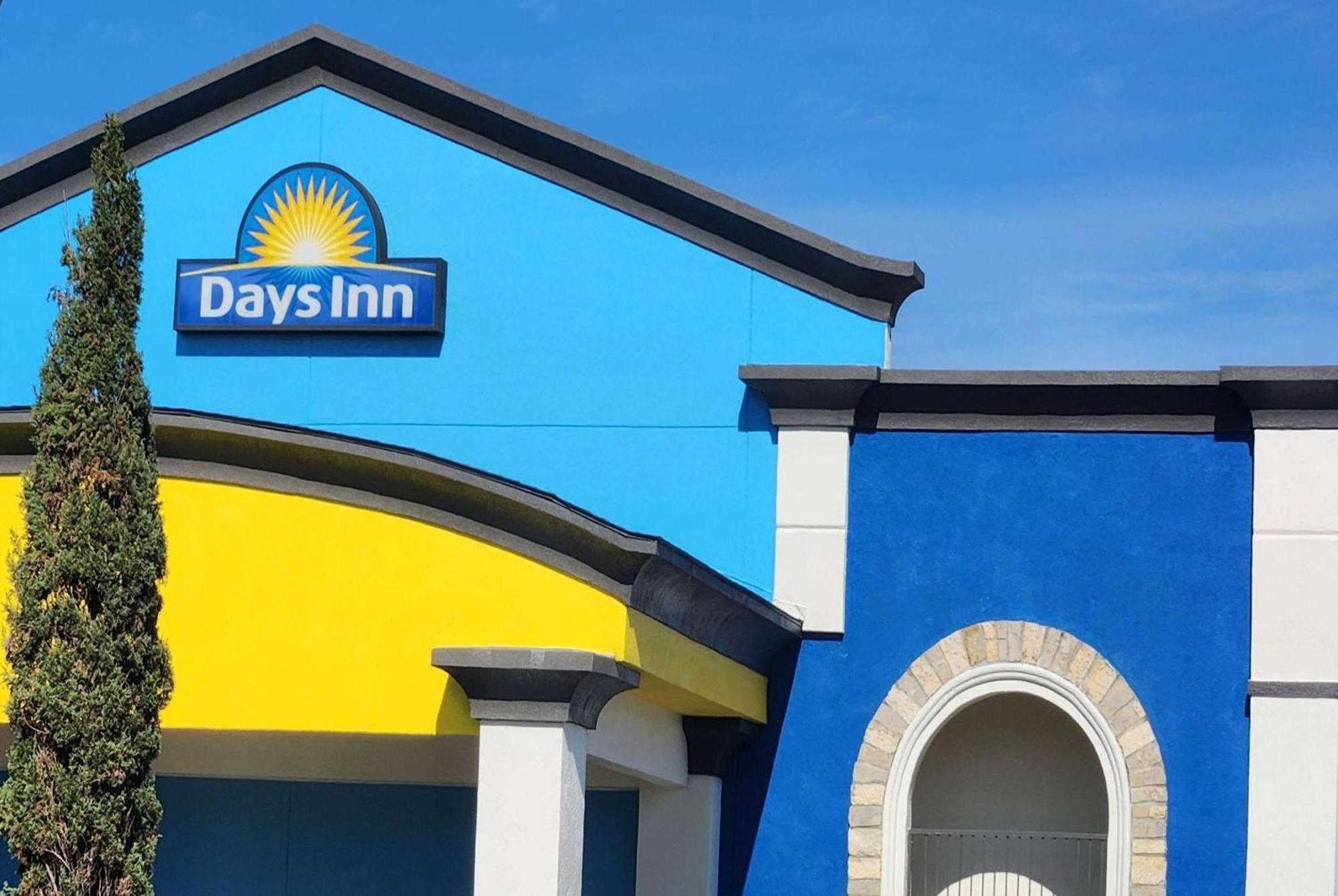 Days Inn By Wyndham Houston East Exterior photo