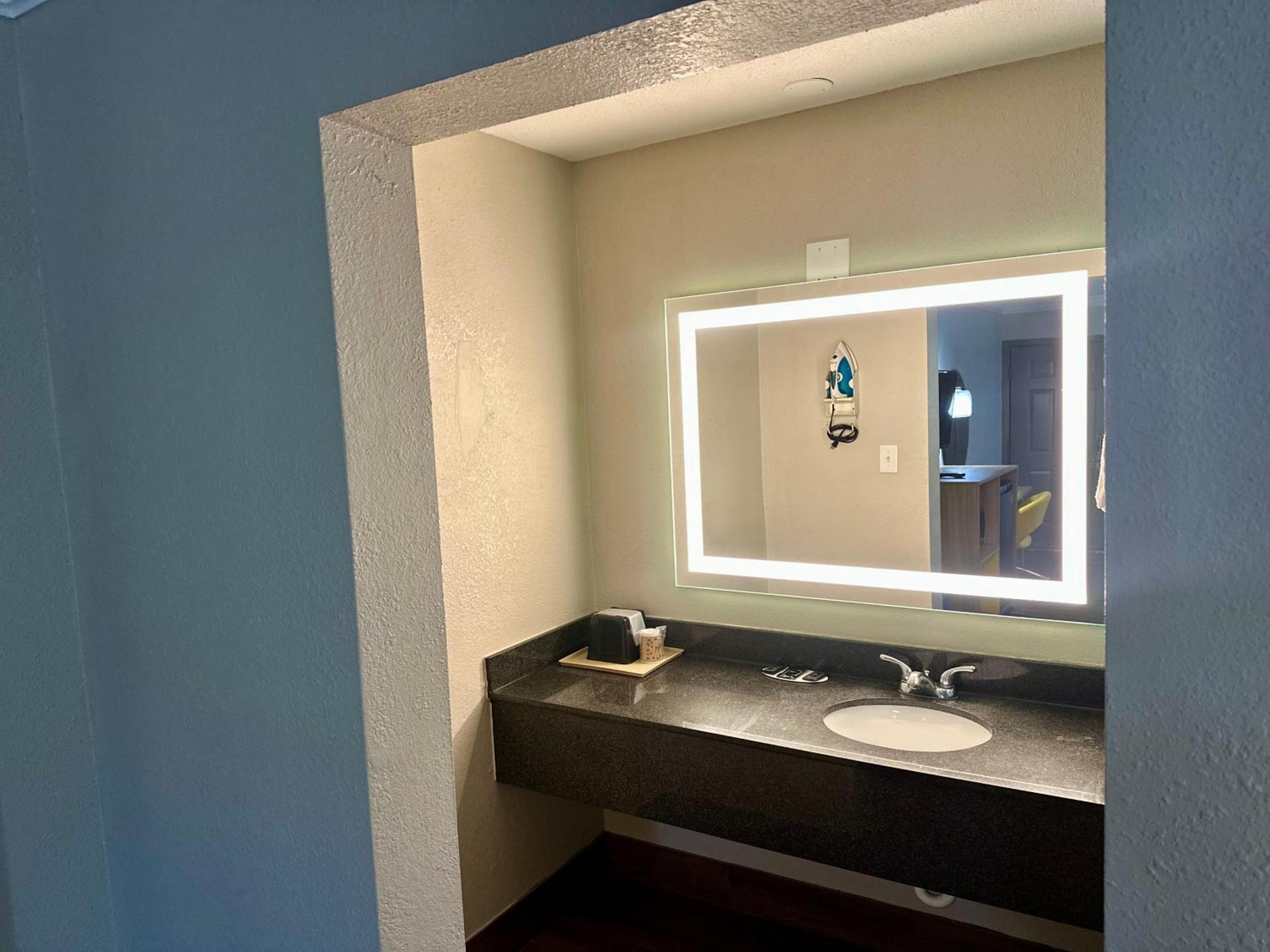 Days Inn By Wyndham Houston East Exterior photo