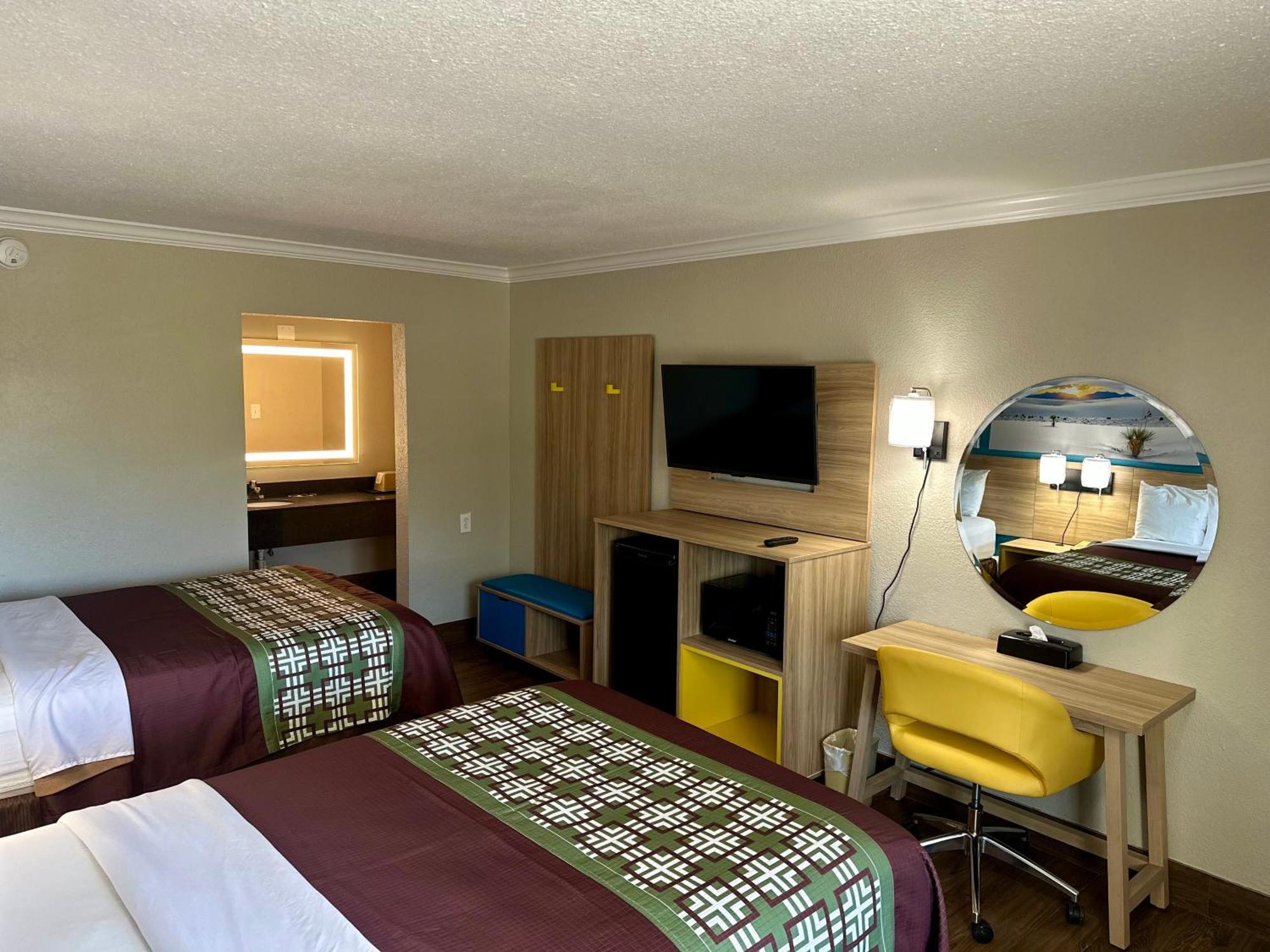 Days Inn By Wyndham Houston East Exterior photo
