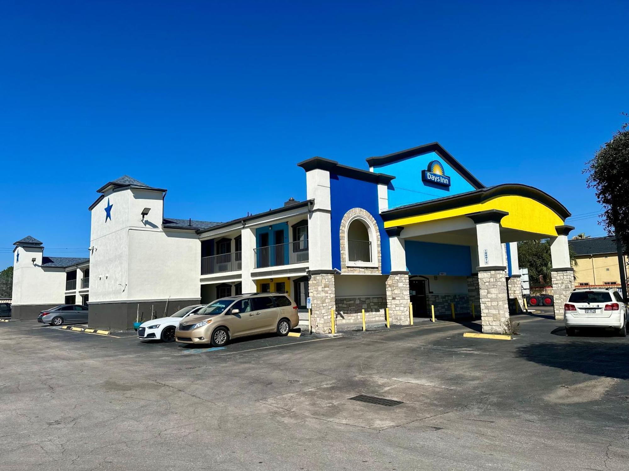 Days Inn By Wyndham Houston East Exterior photo