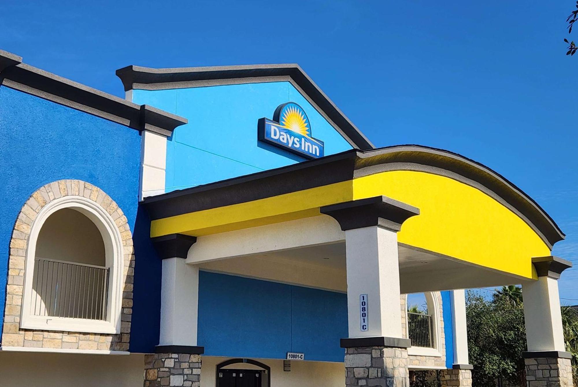 Days Inn By Wyndham Houston East Exterior photo