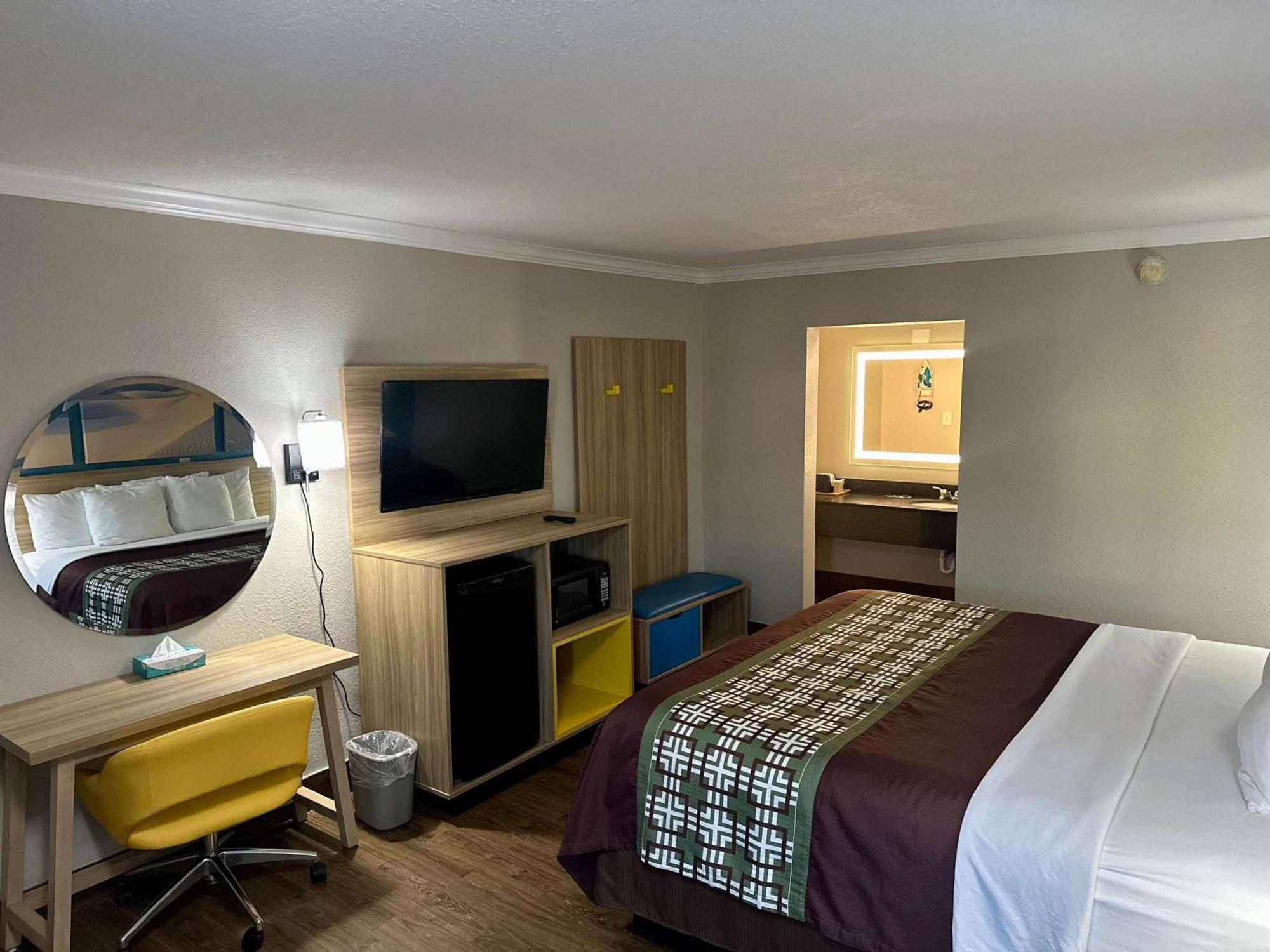 Days Inn By Wyndham Houston East Exterior photo