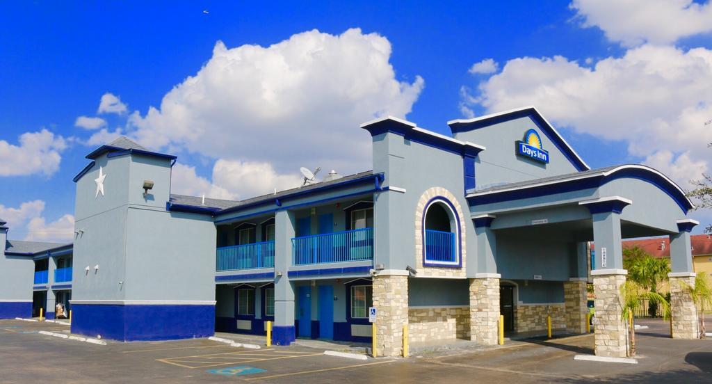 Days Inn By Wyndham Houston East Exterior photo