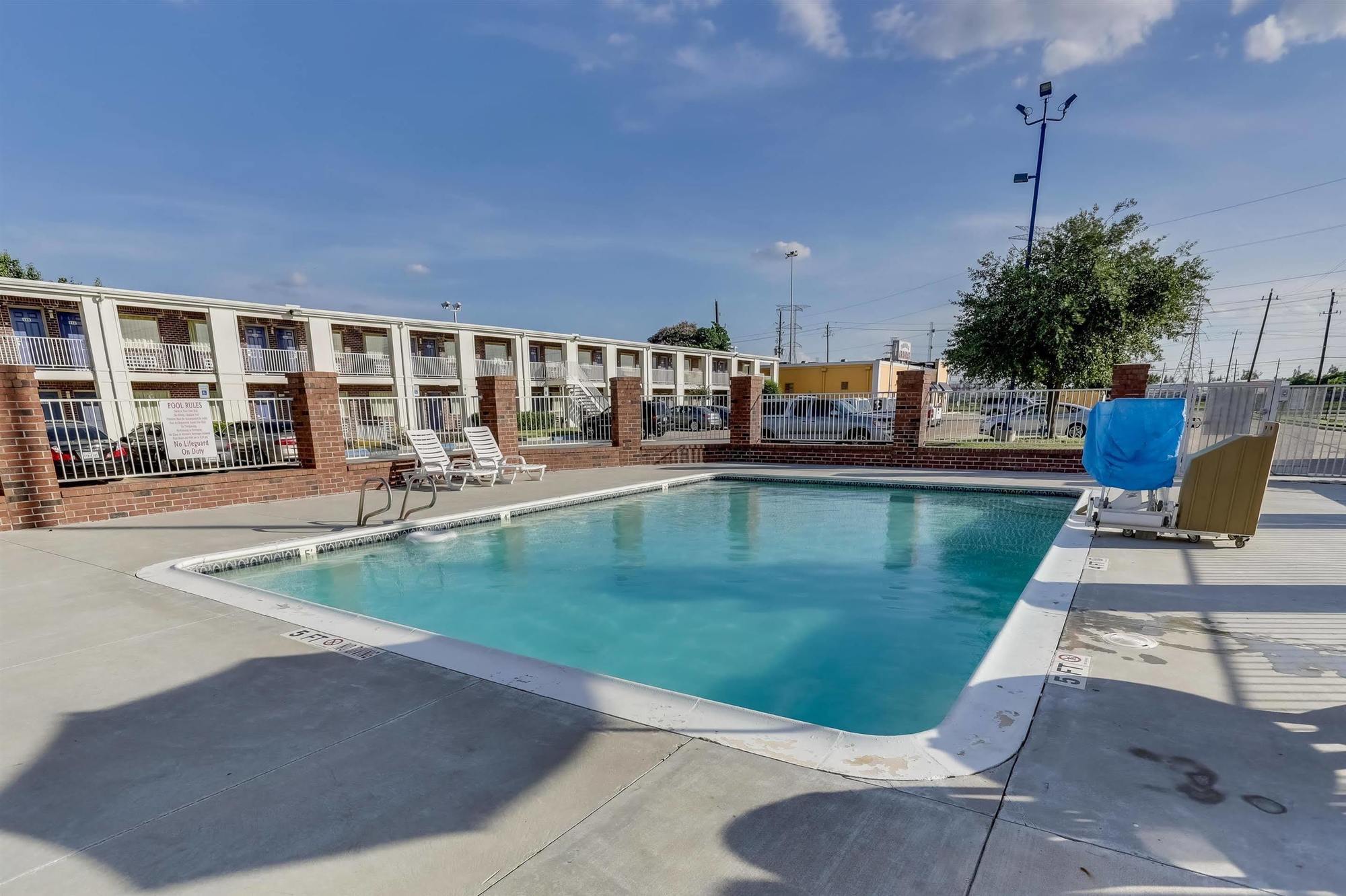 Days Inn By Wyndham Houston East Exterior photo