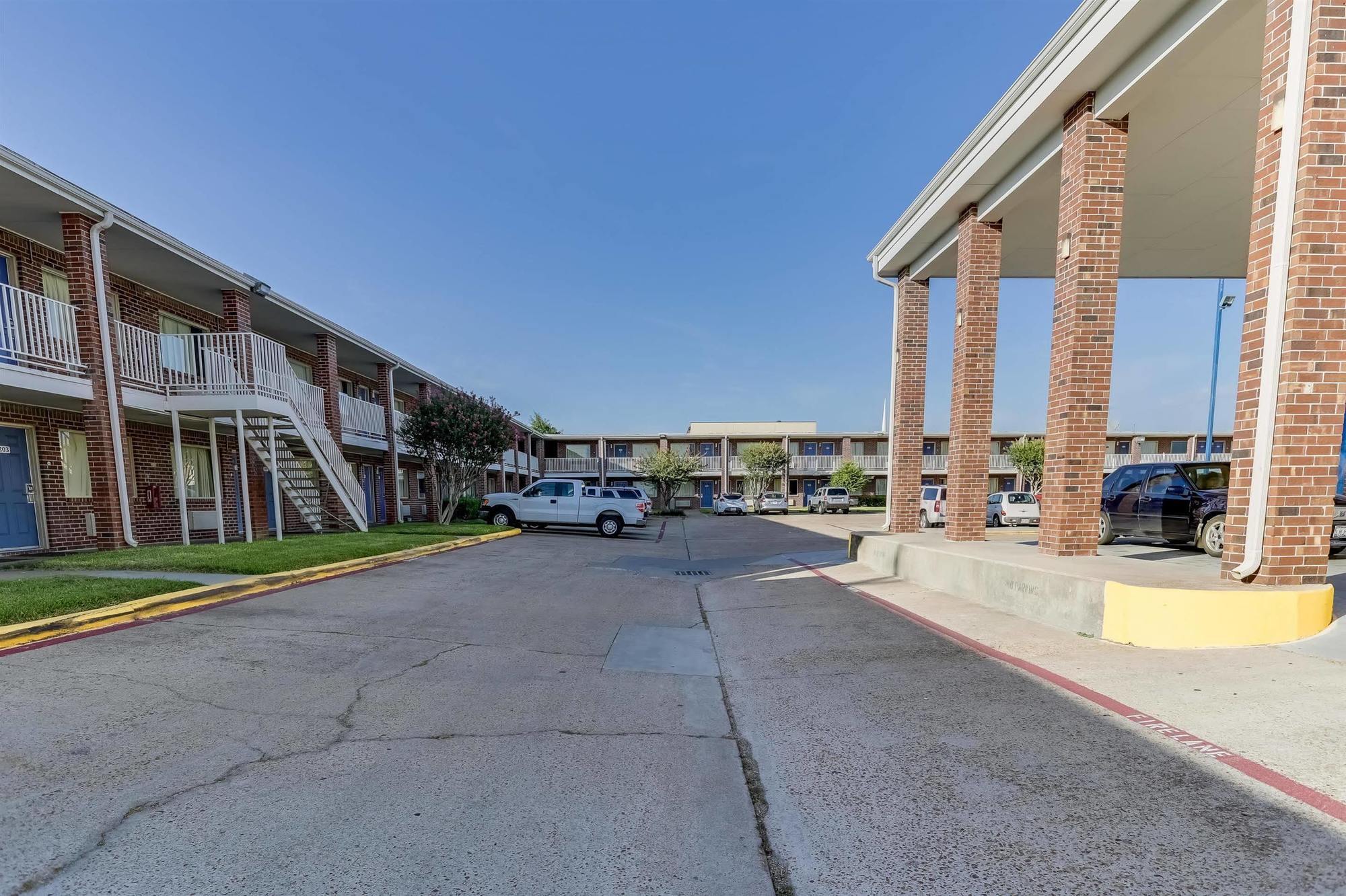 Days Inn By Wyndham Houston East Exterior photo