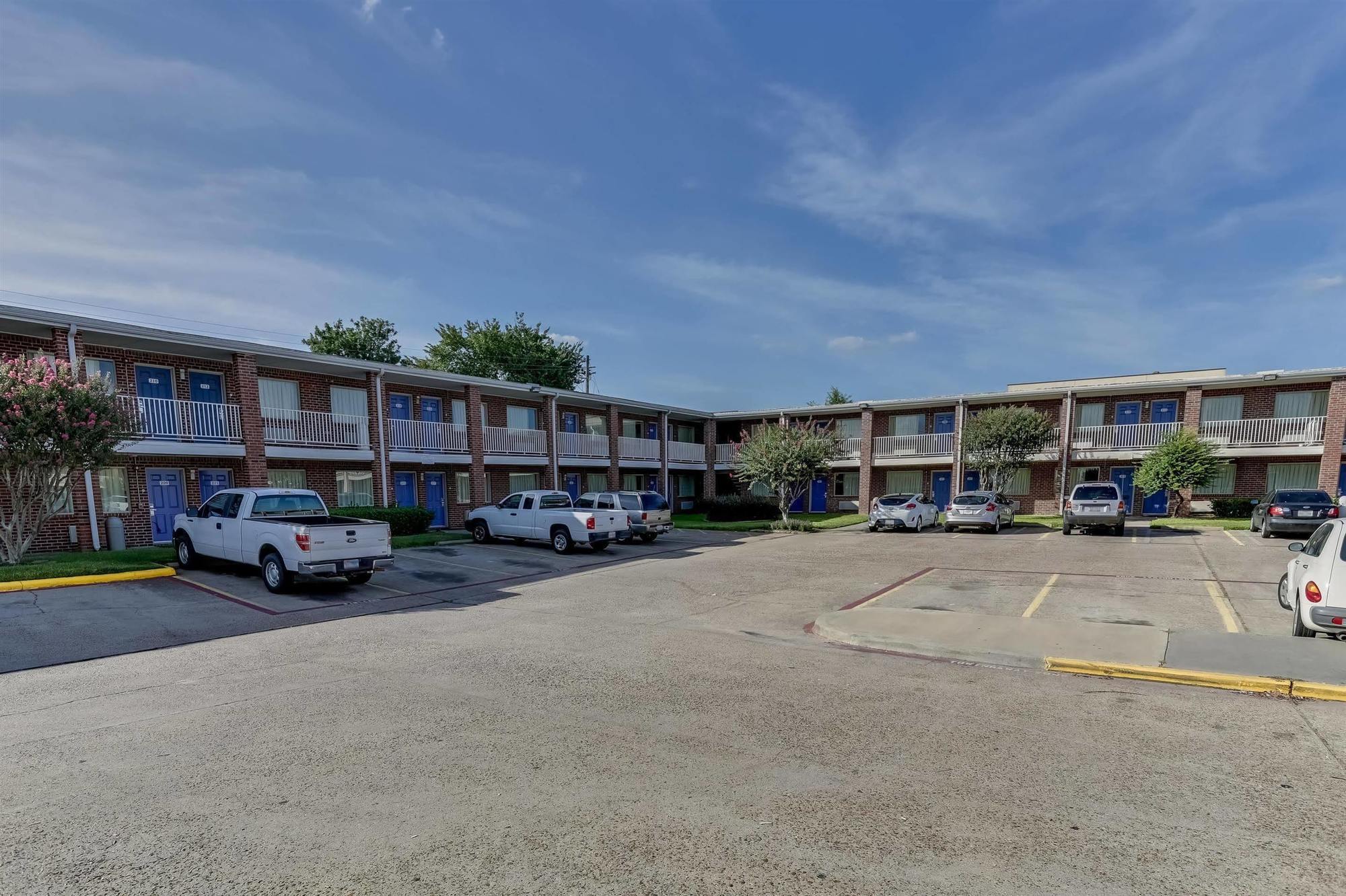 Days Inn By Wyndham Houston East Exterior photo