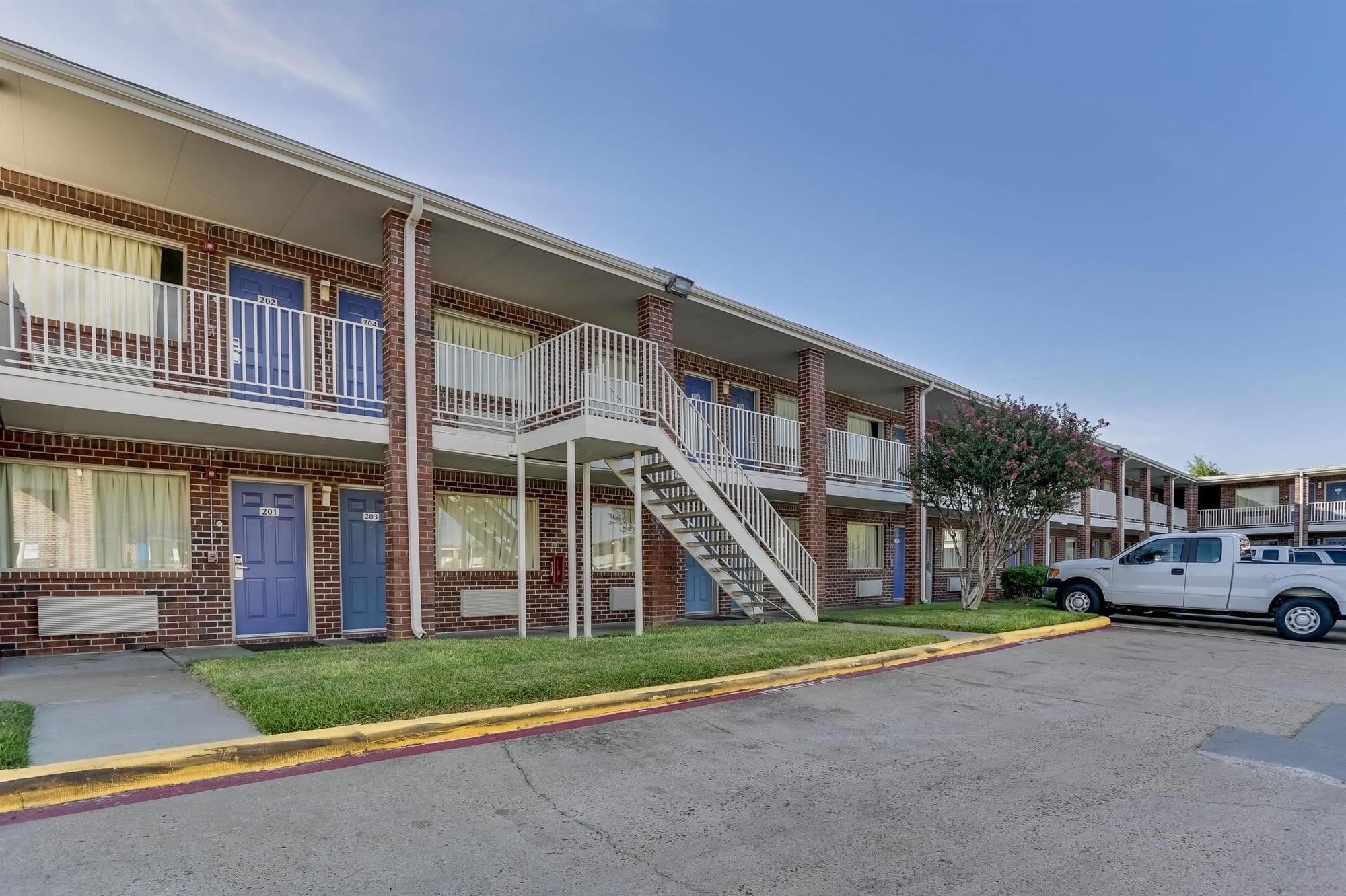 Days Inn By Wyndham Houston East Exterior photo