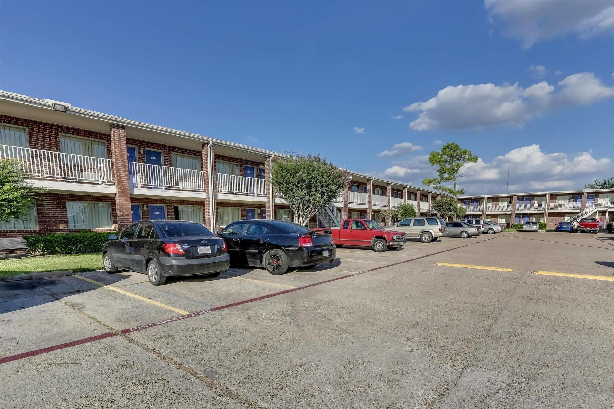 Days Inn By Wyndham Houston East Exterior photo