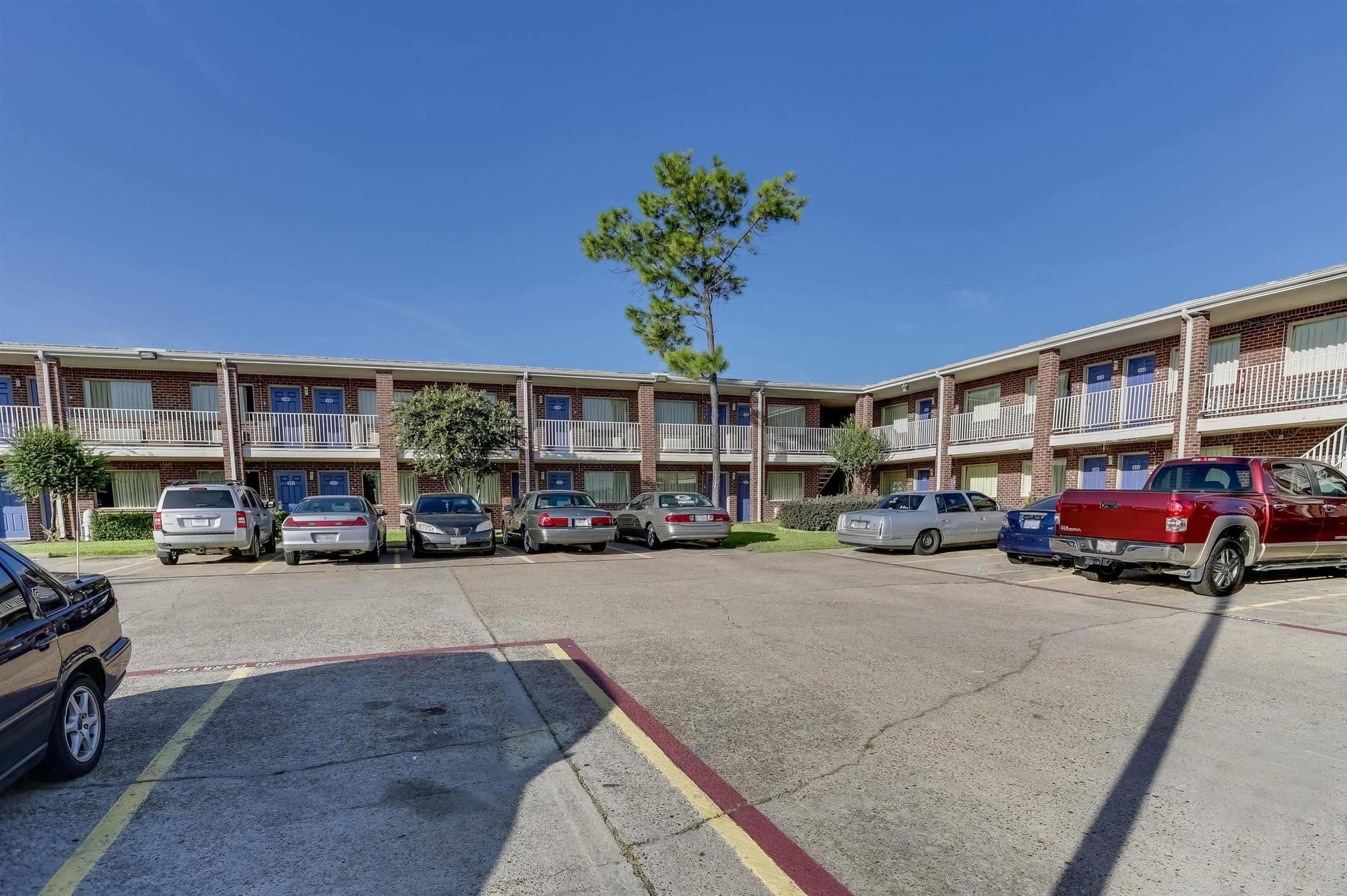 Days Inn By Wyndham Houston East Exterior photo