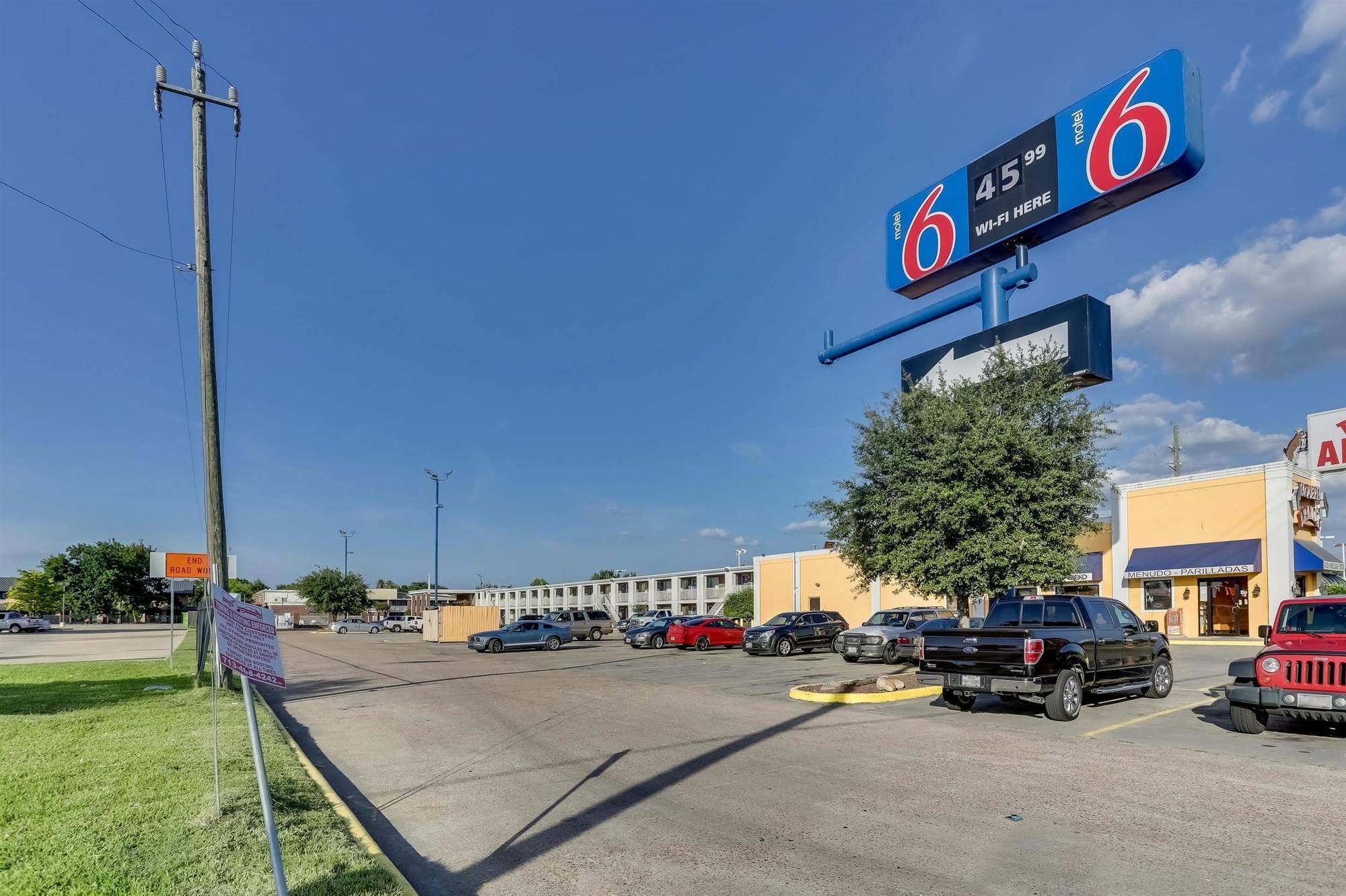 Days Inn By Wyndham Houston East Exterior photo