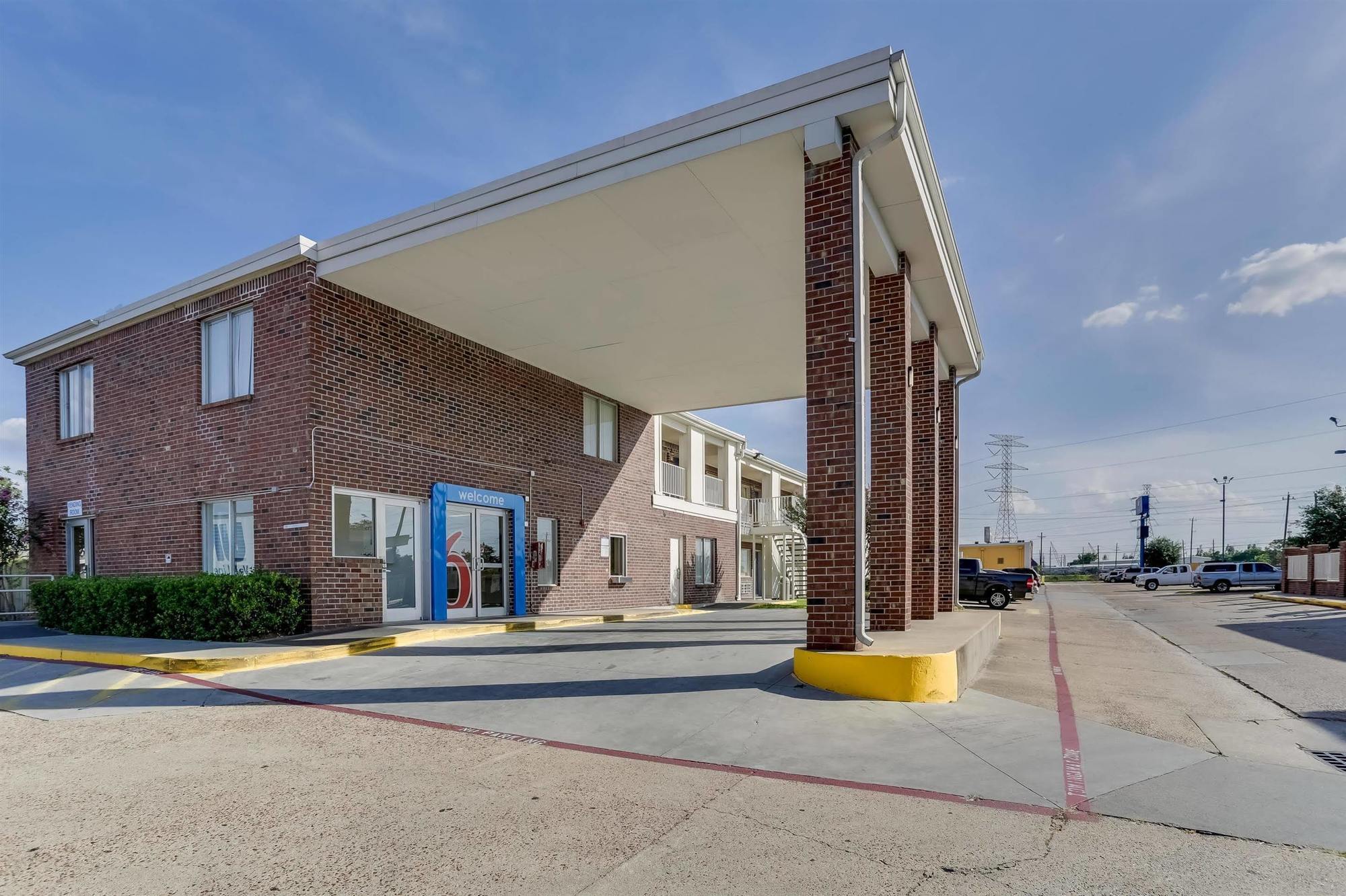 Days Inn By Wyndham Houston East Exterior photo