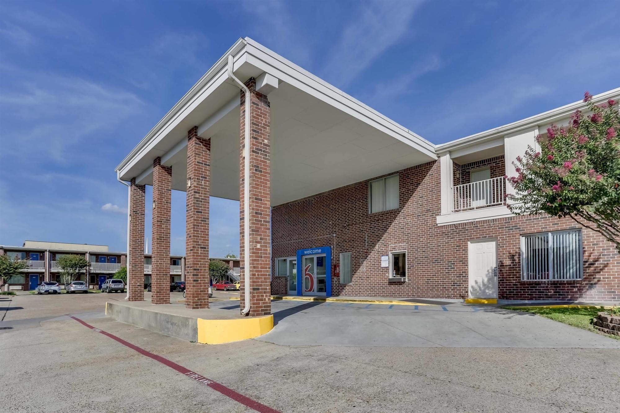 Days Inn By Wyndham Houston East Exterior photo