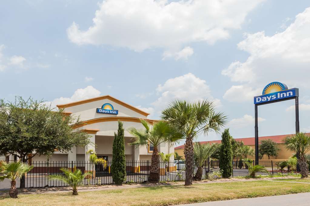 Days Inn By Wyndham Houston East Exterior photo