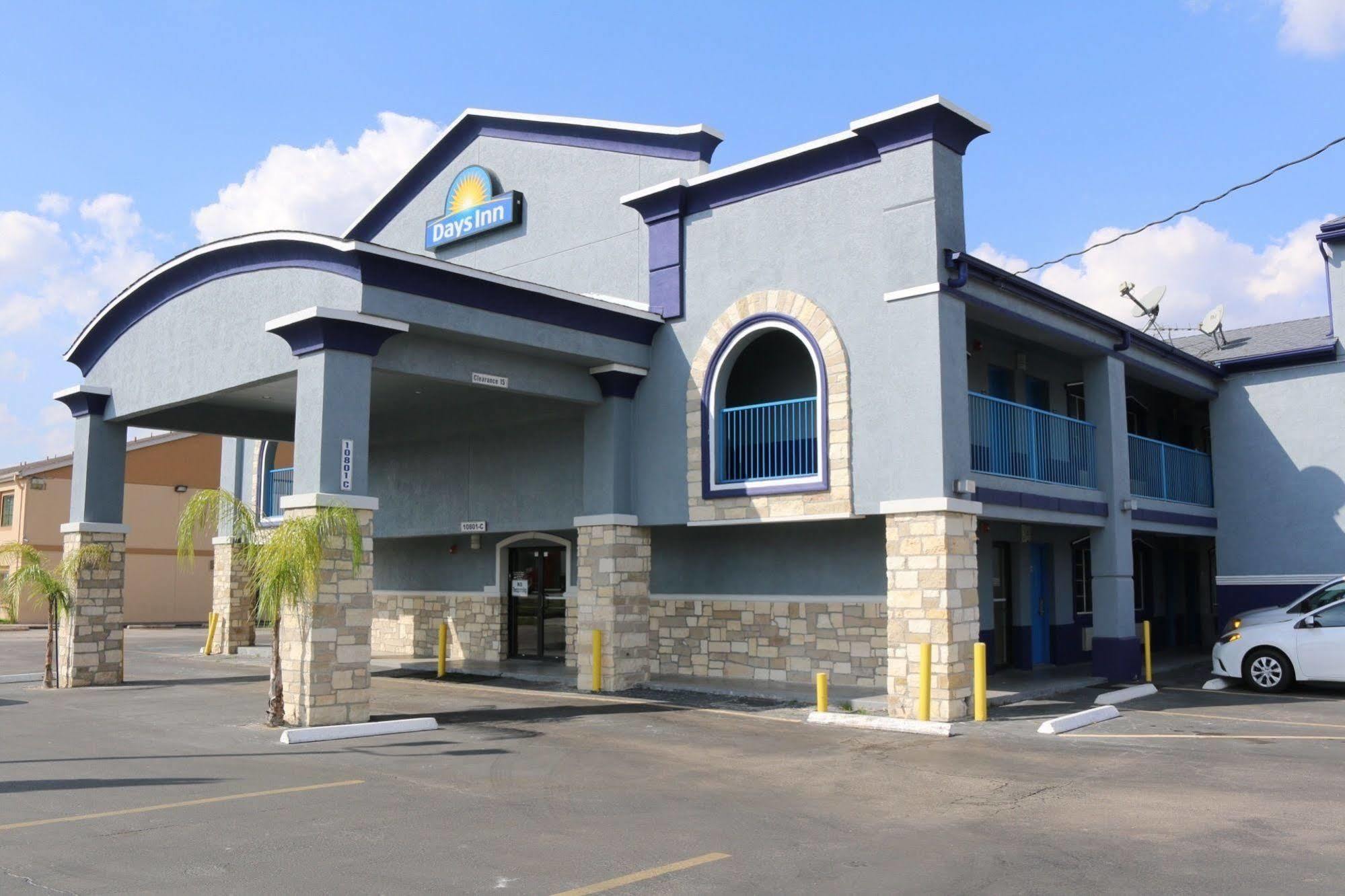 Days Inn By Wyndham Houston East Exterior photo