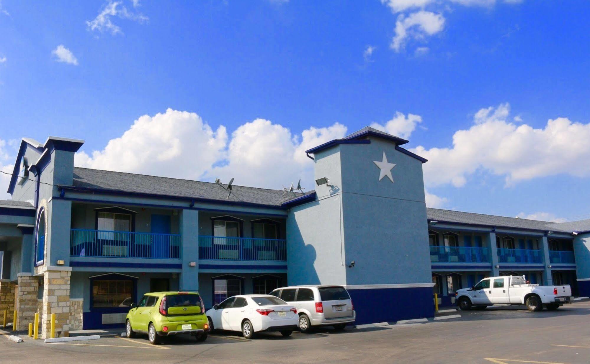 Days Inn By Wyndham Houston East Exterior photo